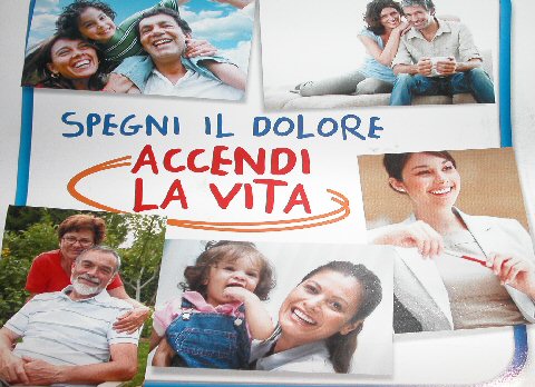 La testa e il collo dietro da sotto danni