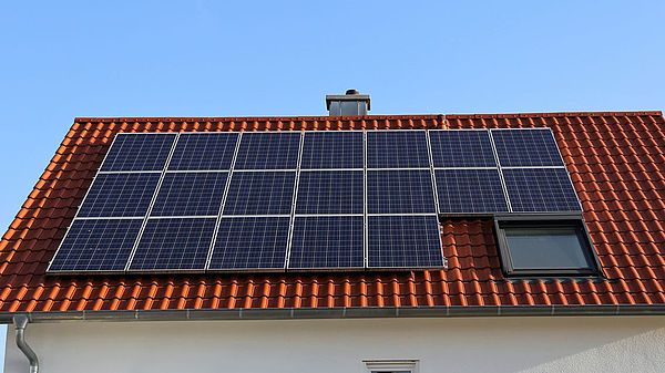 Un pannello fotovoltaico su ogni tetto:basta speculazioni sull'energia