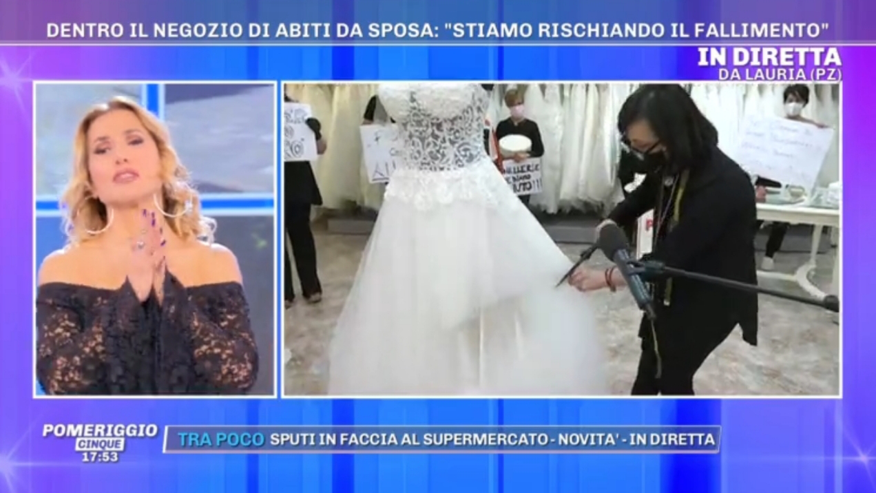 Lauria: per protesta stilista taglia abito da sposa da Barbara D'Urso. 'Noi  motore della Basilicata'